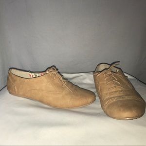 Tan oxford flat perforated lace up