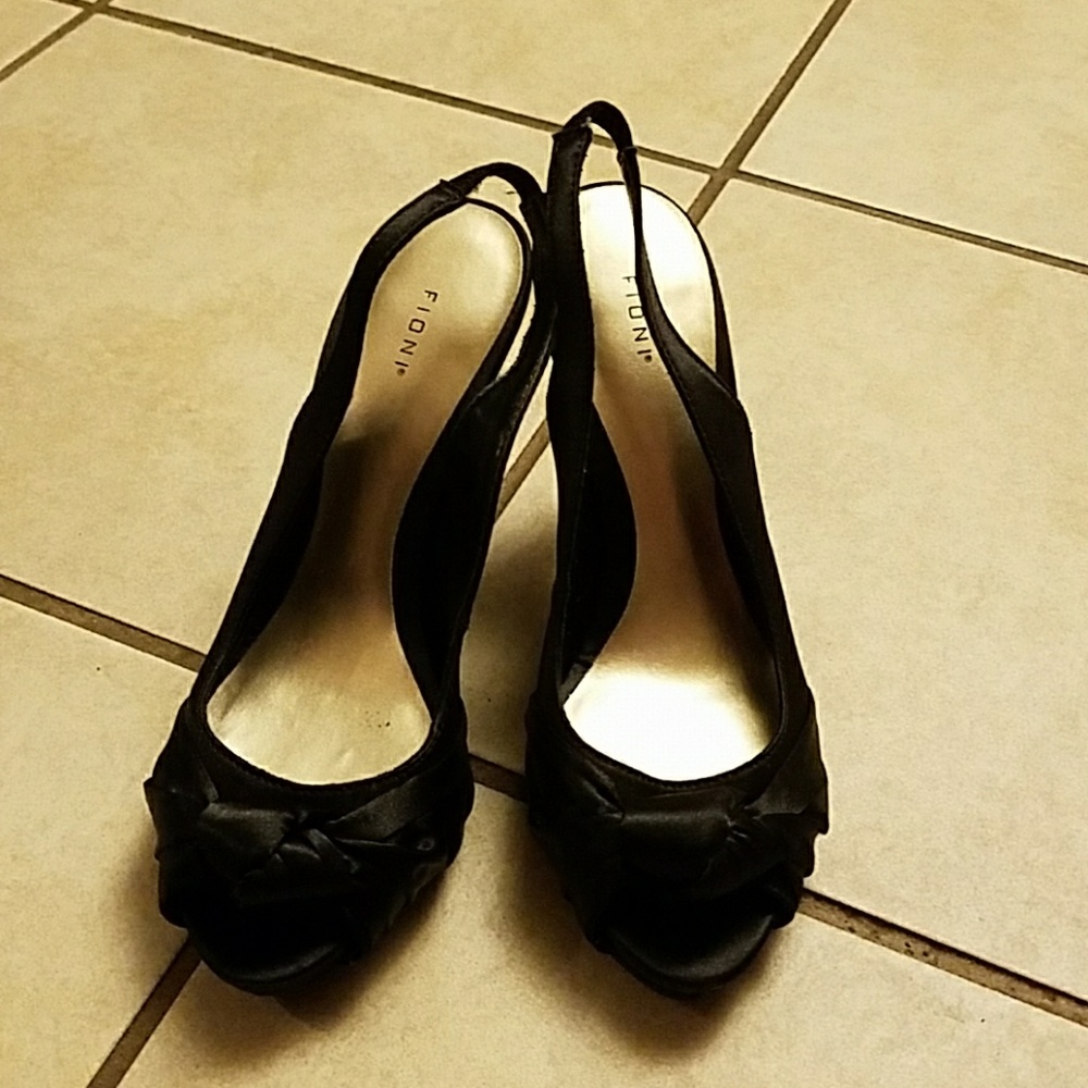 Knot peep toe heels