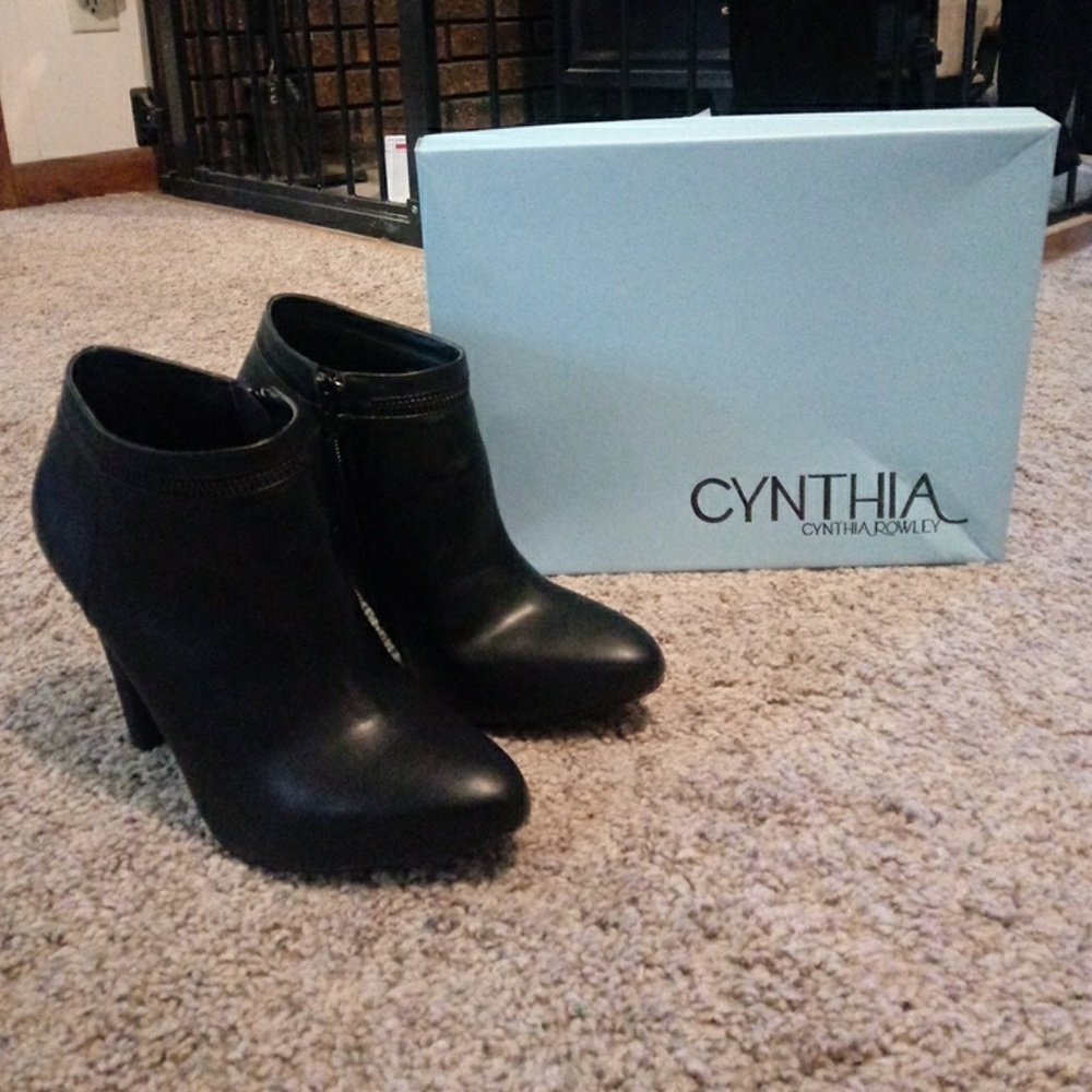 ❤️ SOLD ❤️Cynthia Rowley black booties - Picture 1 of 4