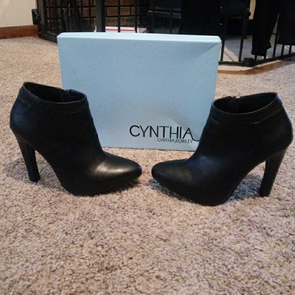 ❤️ SOLD ❤️Cynthia Rowley black booties - Picture 2 of 4