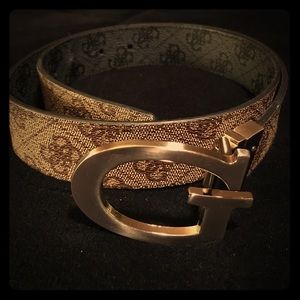 An original style, men’s reversible Guess belt.