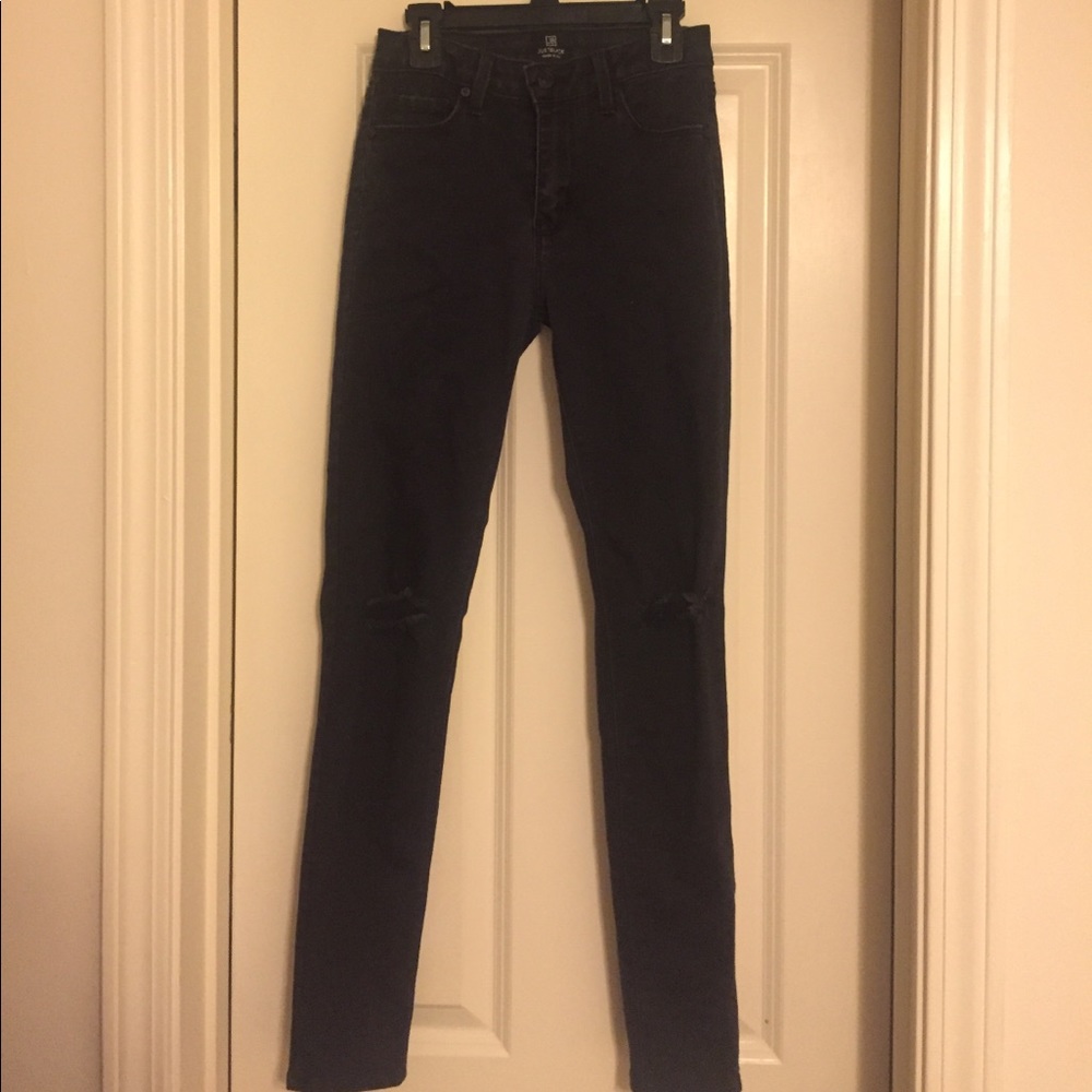 Black, split-knee skinny jeans