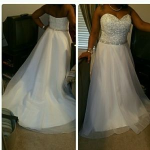 Gorgeous Never Worn Wedding Dress!