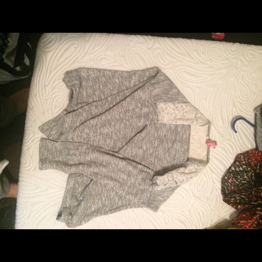 Grey light sweater with lace in the arms