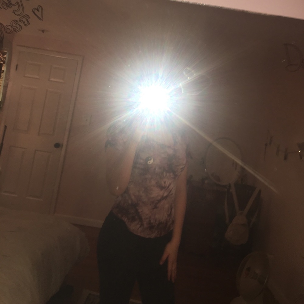 low key grungy but cut shirt - Picture 4 of 4