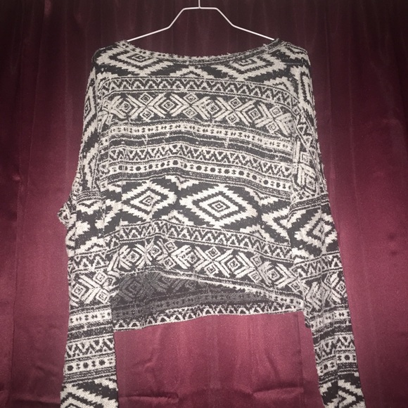 Crop top cross between a Tshirt and sweater - Picture 1 of 1