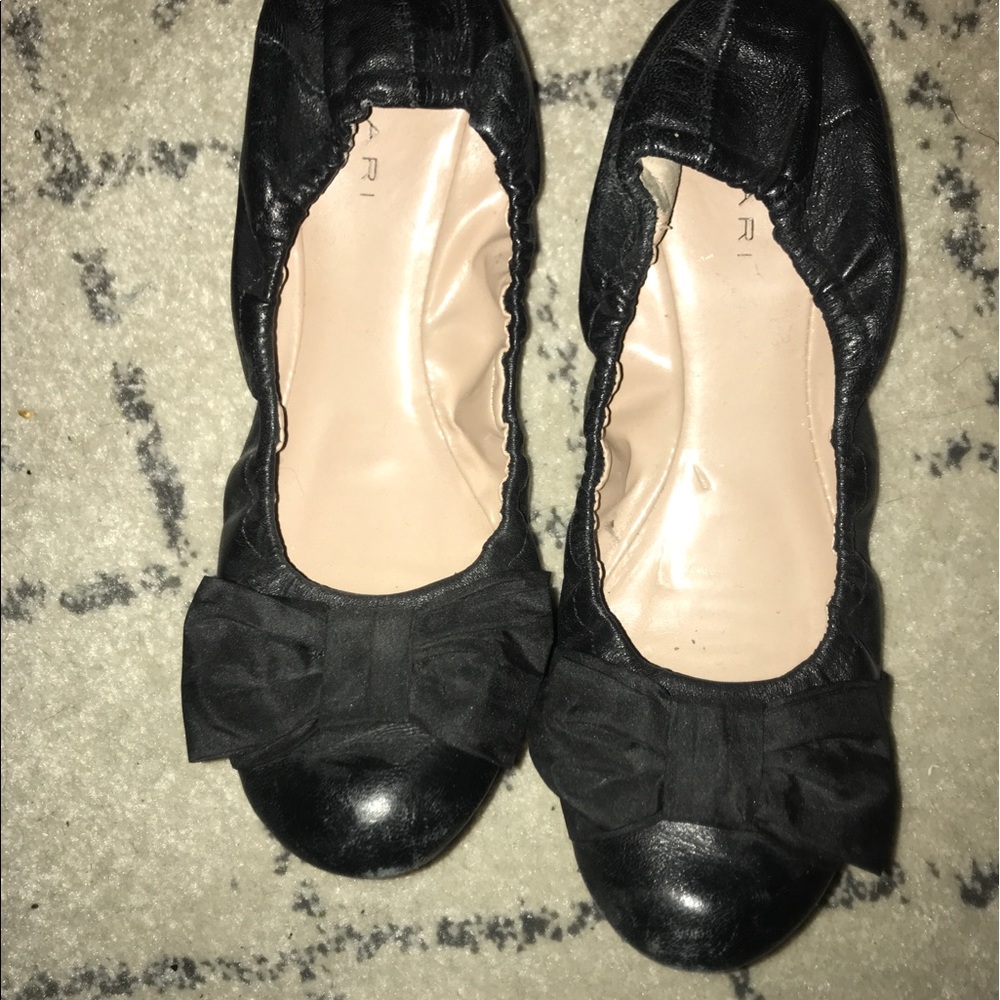 Tahari Black flats with bow