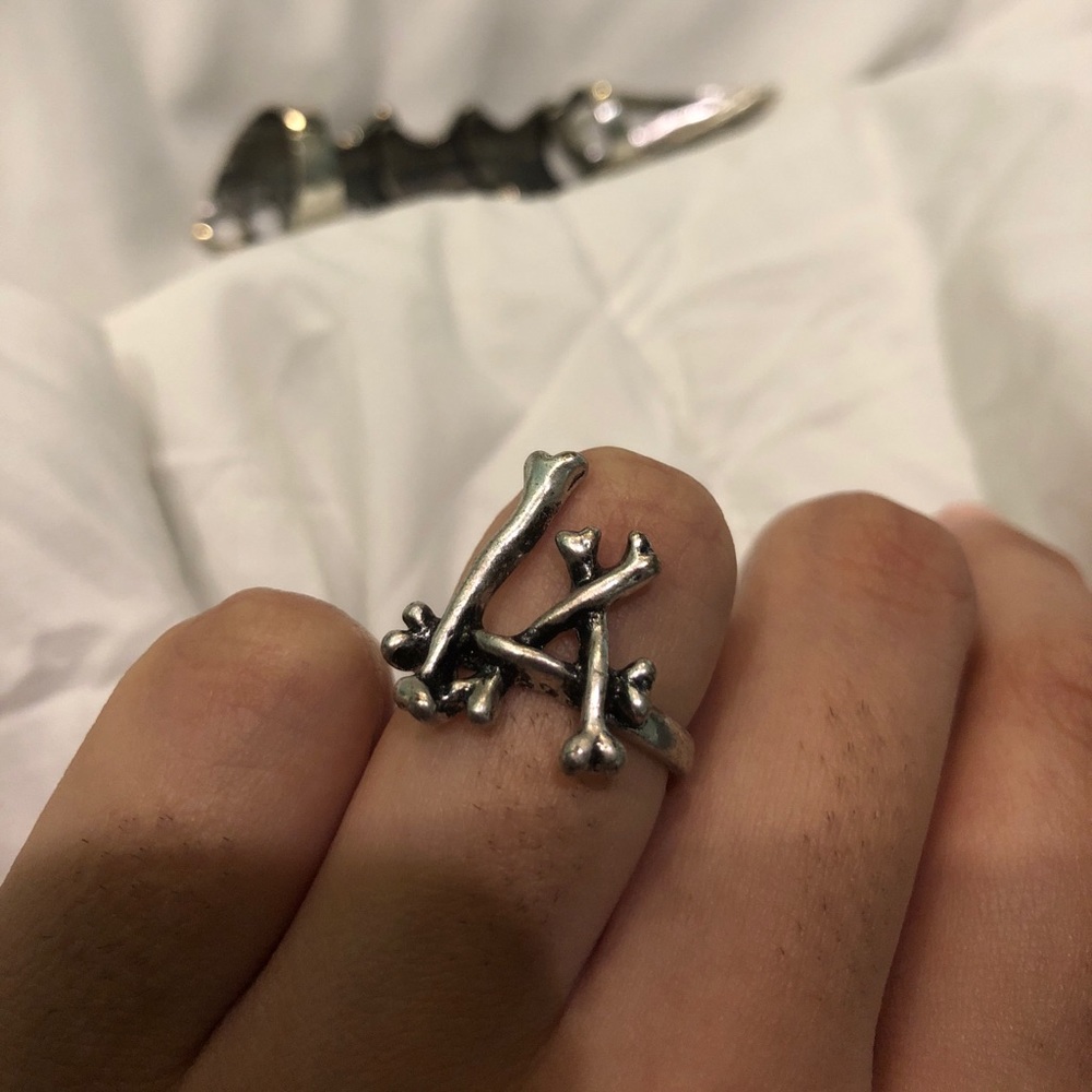 Brandy Melville LA bones ring
