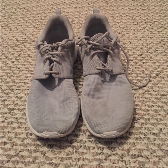 Nike Shoes - Nike roshe