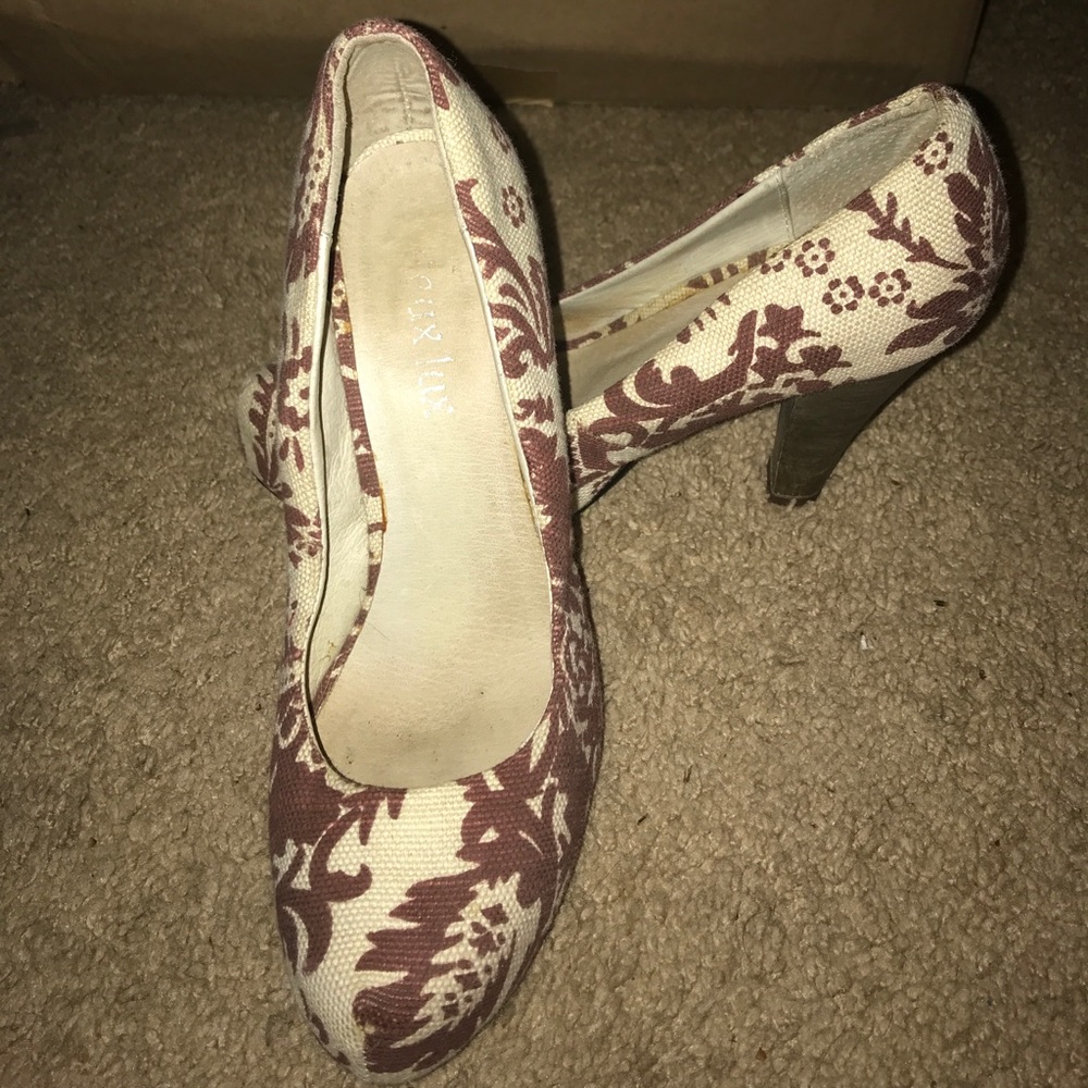 Vintage White/paisley pumps