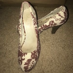 Vintage White/paisley pumps