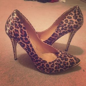 9.5 cheetah print heels 4in. W/gold accent