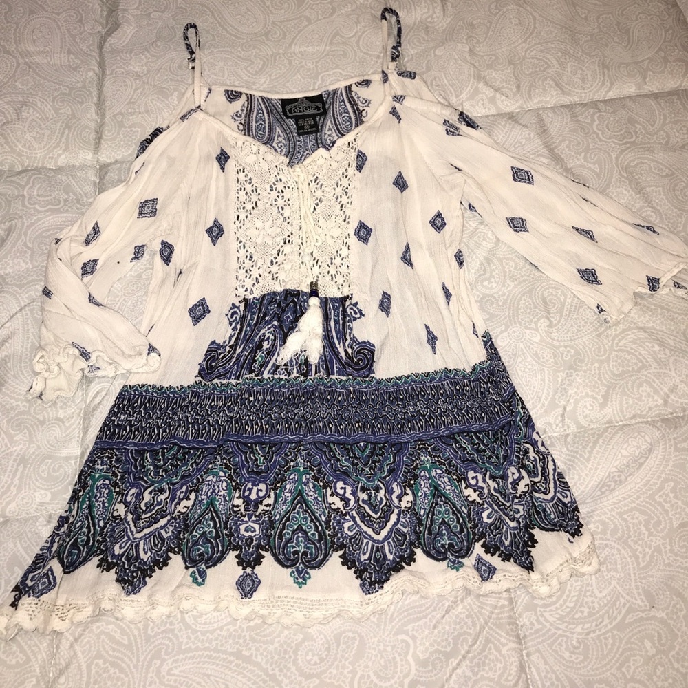 Cute paisley print, open shoulder top!