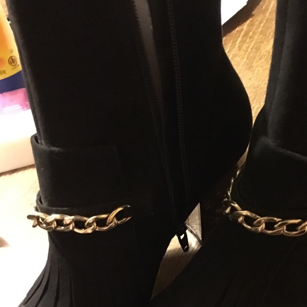 suede type ankle bootie w/ gold chain&fringed flap