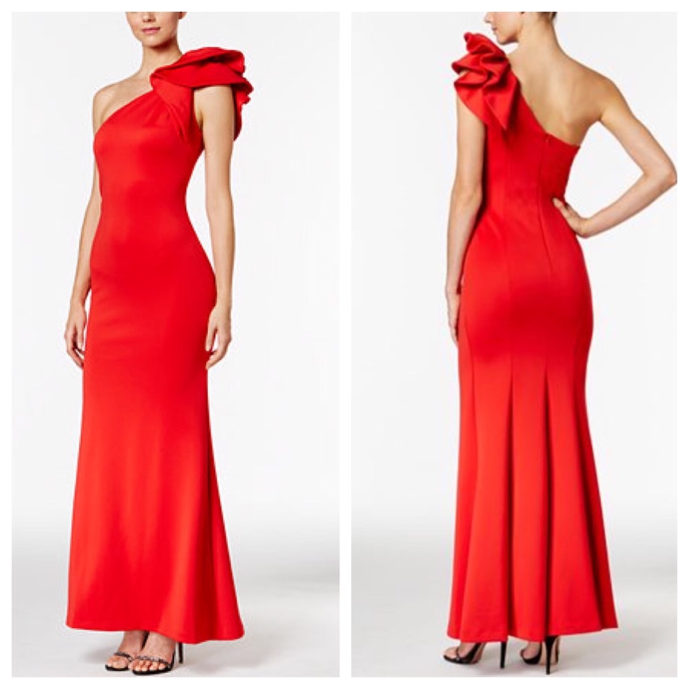 Betsy & Adam
Ruffled One-Shoulder Scuba Gown
