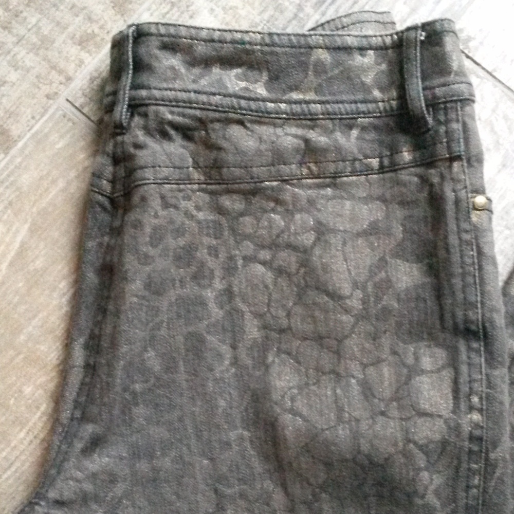 Per Se Dark Brown Giraffe Print Jeans-like new