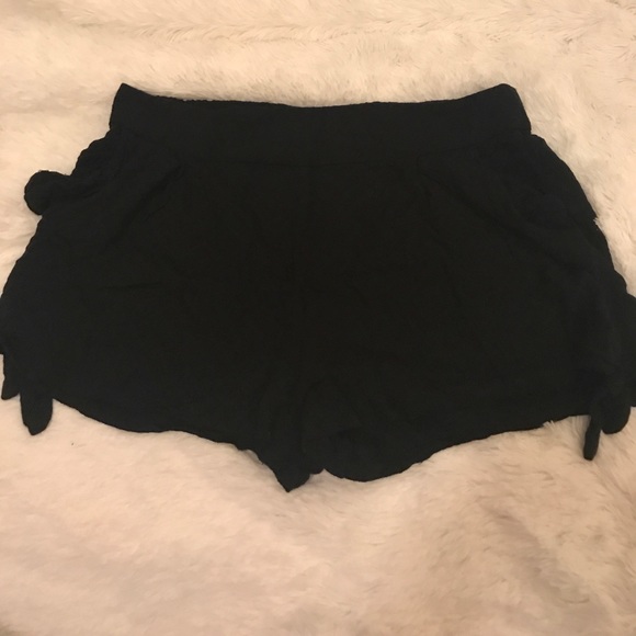 Black elastic waist shorts with pockets - Picture 1 of 3