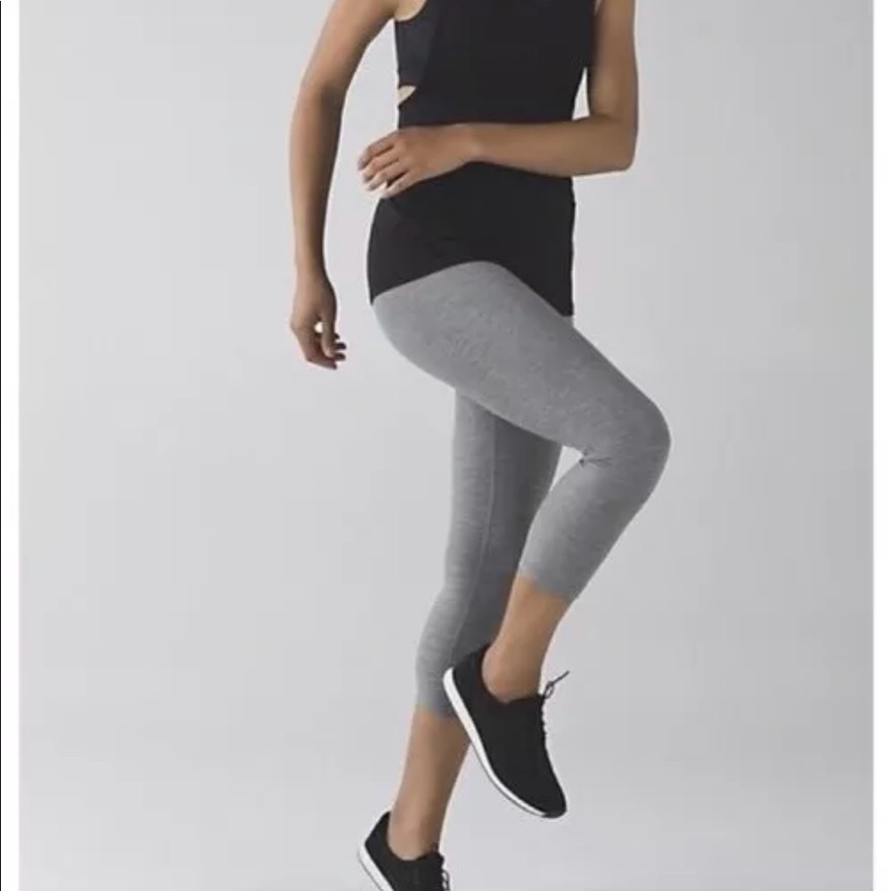 Lululemon wunder under crops. Heather slate gray.