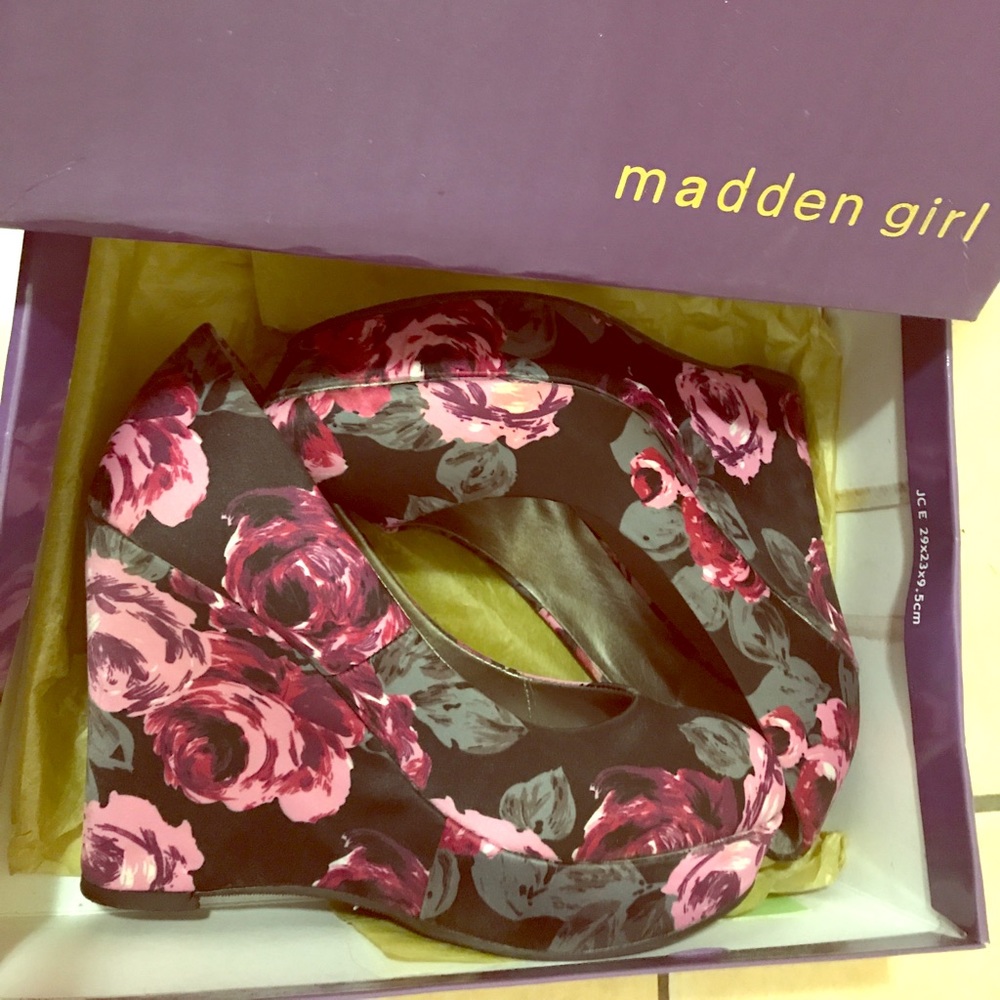MADDEN GIRL WEDGES SIZE:7.5
