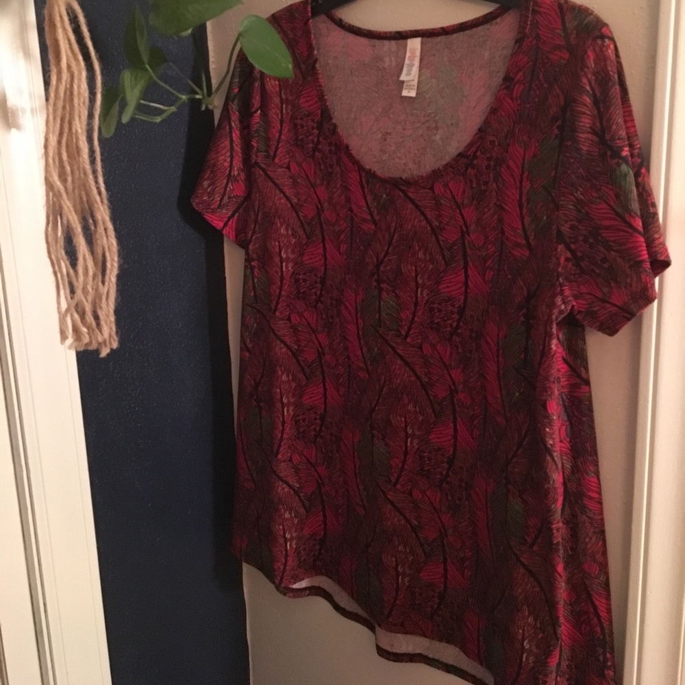 Lularoe XL classic T with awesome feather print!