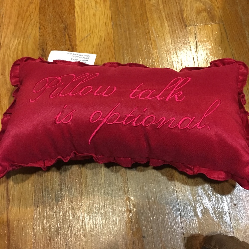 Decorative throw pillow w ruffled edge