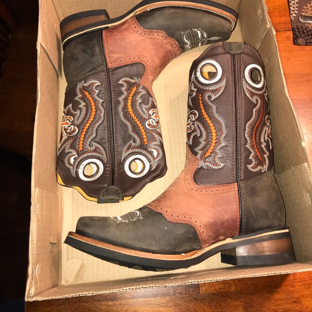 Men’s boots brand new size 8