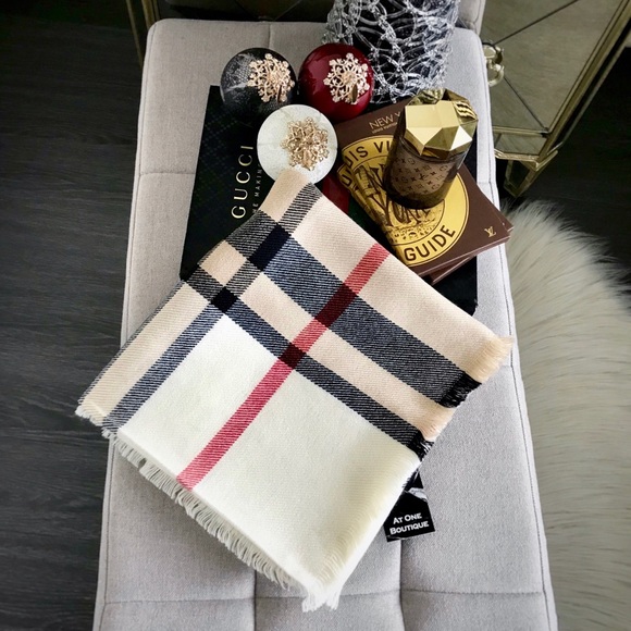 SOLD OUT // Très Chic Tartan Check Scarf - Picture 4 of 5