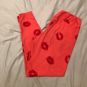 Lularoe Tall & Curvy Lip Kiss Print Leggins