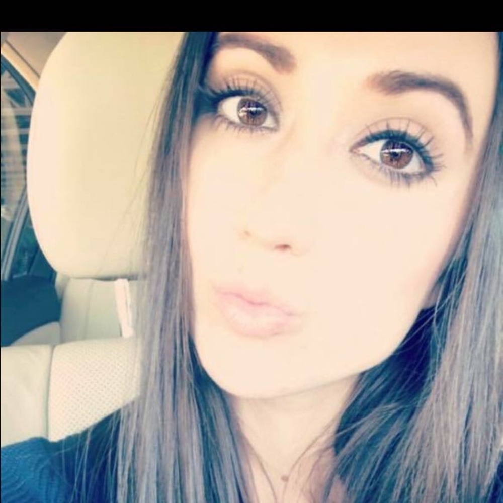 Meet your Posher, Idania