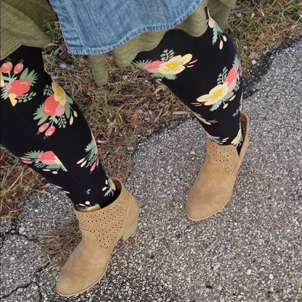 NIB Sand V Split Perforated Block Heel Ankle Boot - Picture 2 of 7