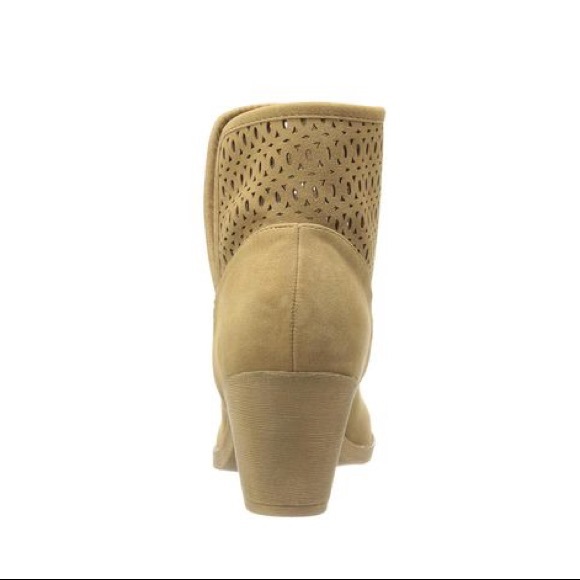 NIB Sand V Split Perforated Block Heel Ankle Boot - Picture 5 of 7