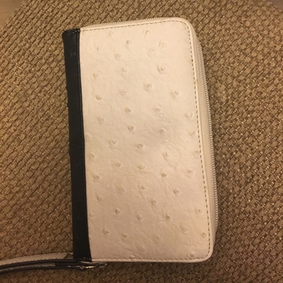 A wallet - Picture 2 of 3