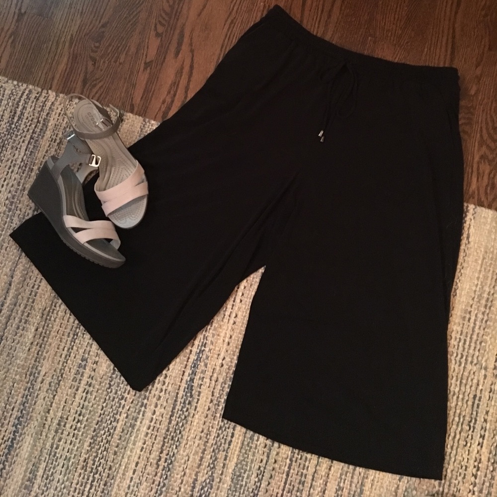 Black cropped pants with drawstring