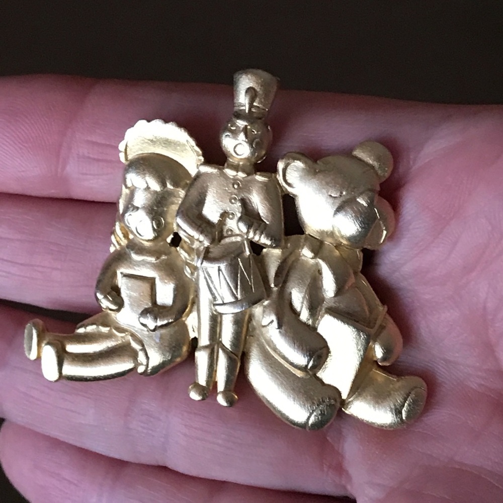 Gold tone Christmas pin