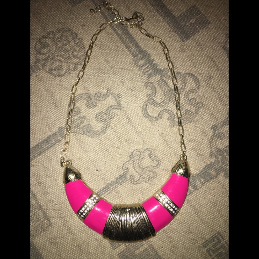 Fashionable statement necklace