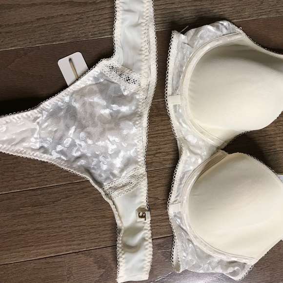 Bra and matching thong set - Picture 3 of 4