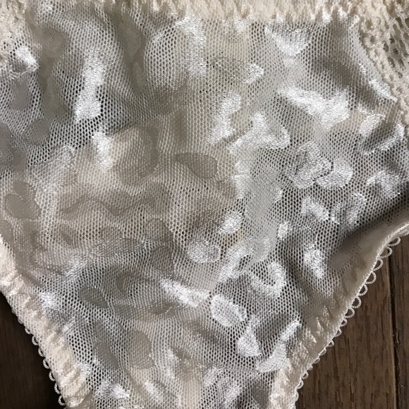 Bra and matching thong set - Picture 4 of 4