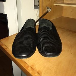 Vince embossed leather flats. US7/EU37.