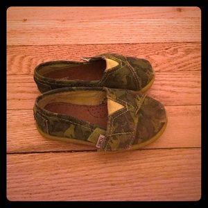 Boys Toms shoes. 🌈