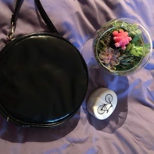 Shiny black circle purse