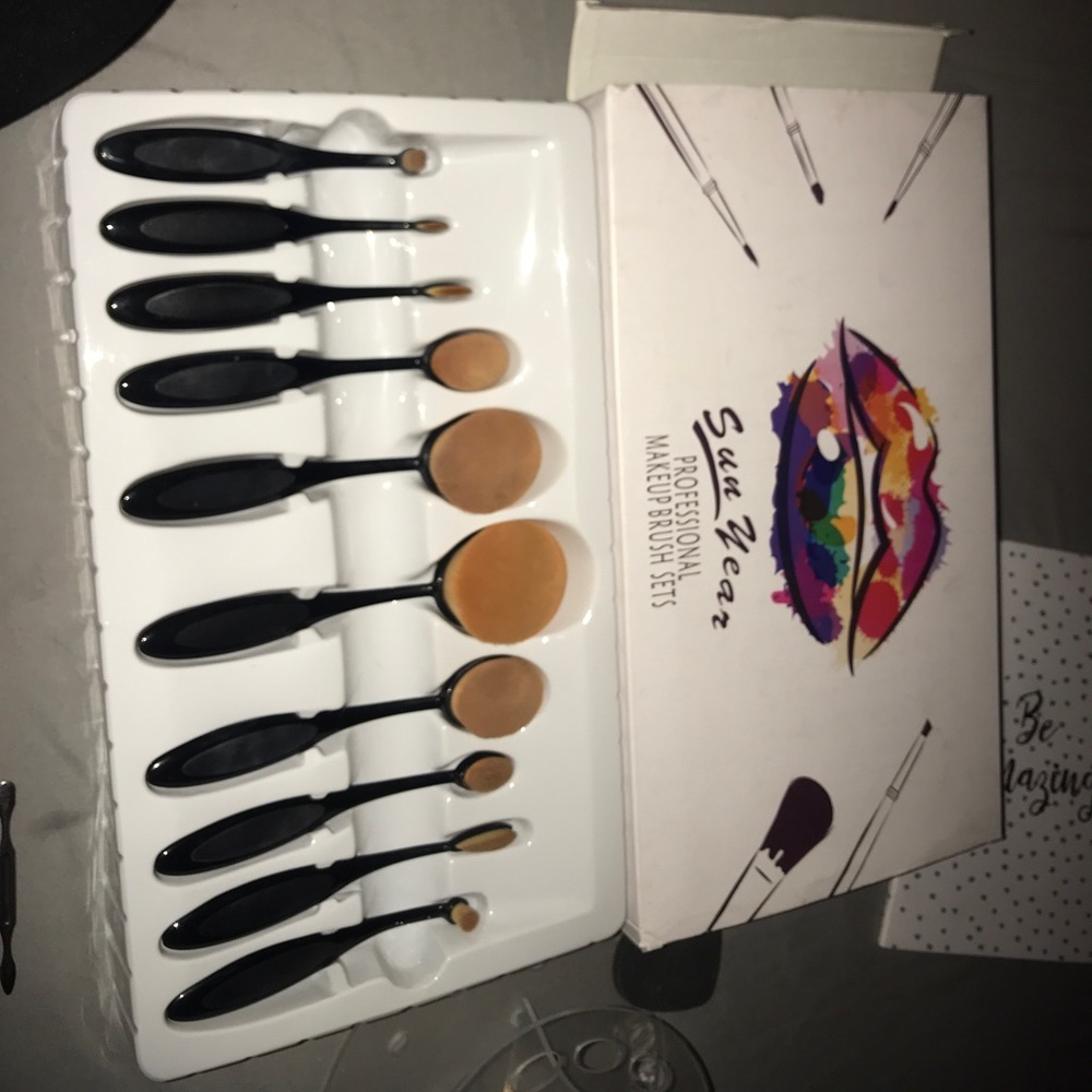 10 Proffessional make up brushes