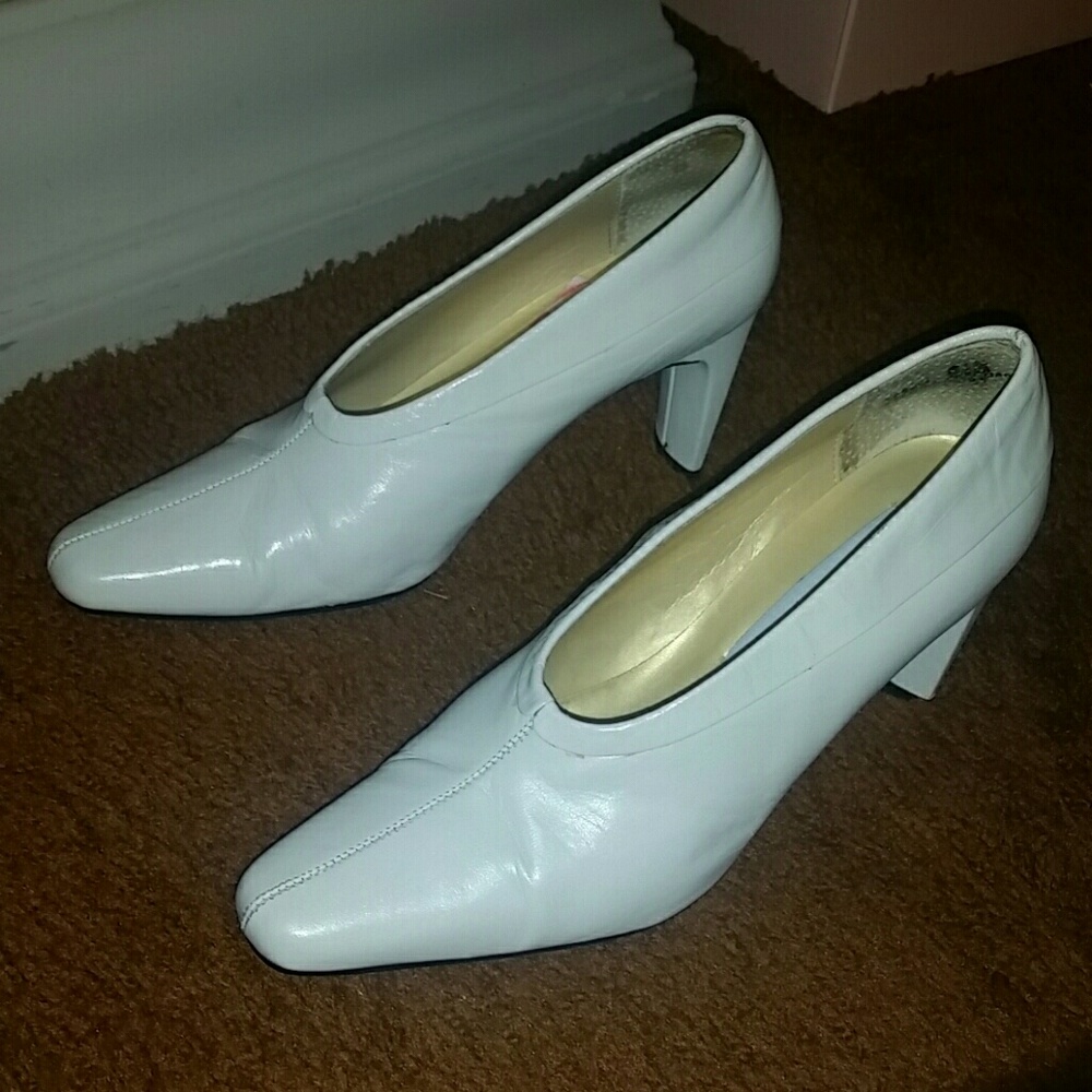 6 1/2 off white leather 3 inch heel