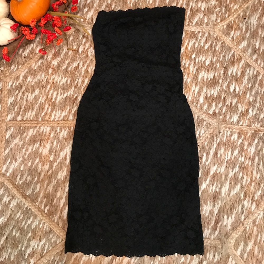 🌼 WHITE HOUSE BLACK MARKET LACE STRAPLESS DRESS!
