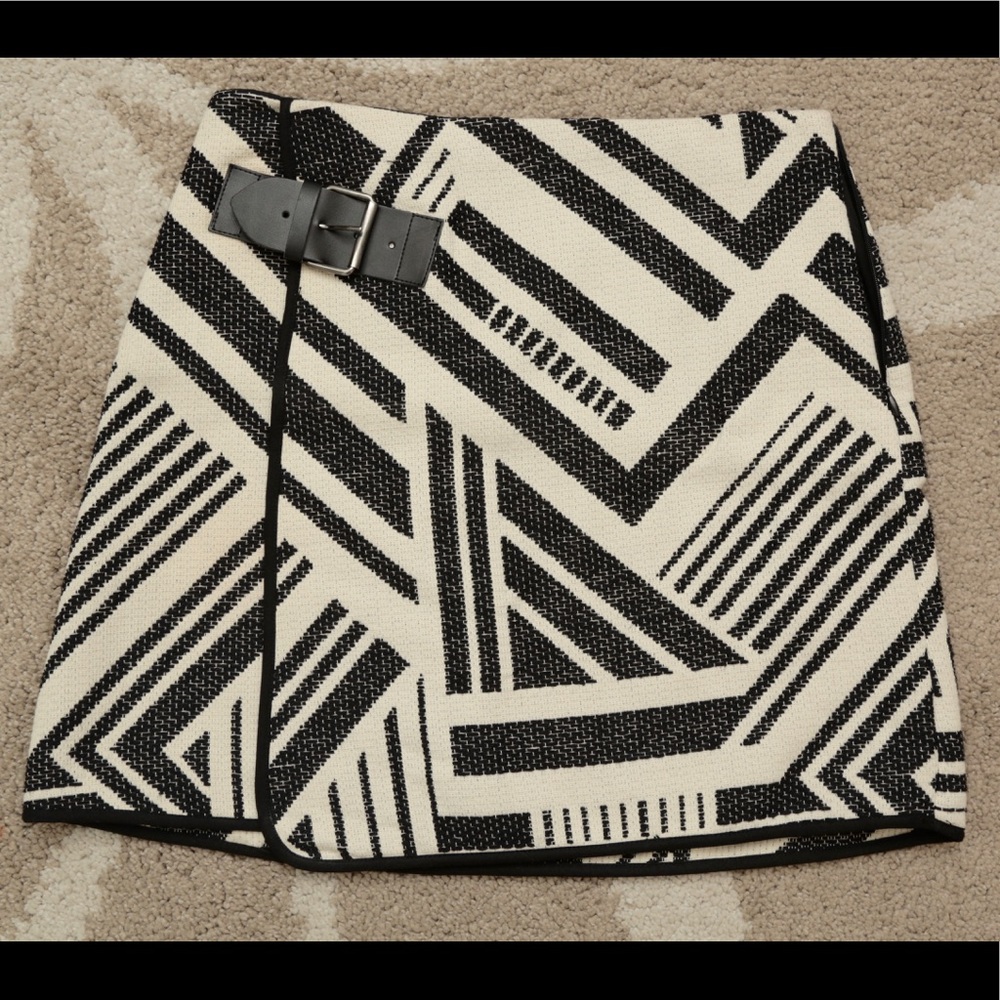 Mini skirt with buckle