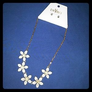 DA VINCI White Floral Necklace and Earrings