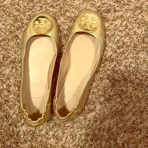 Tory burch minnie flats in gold