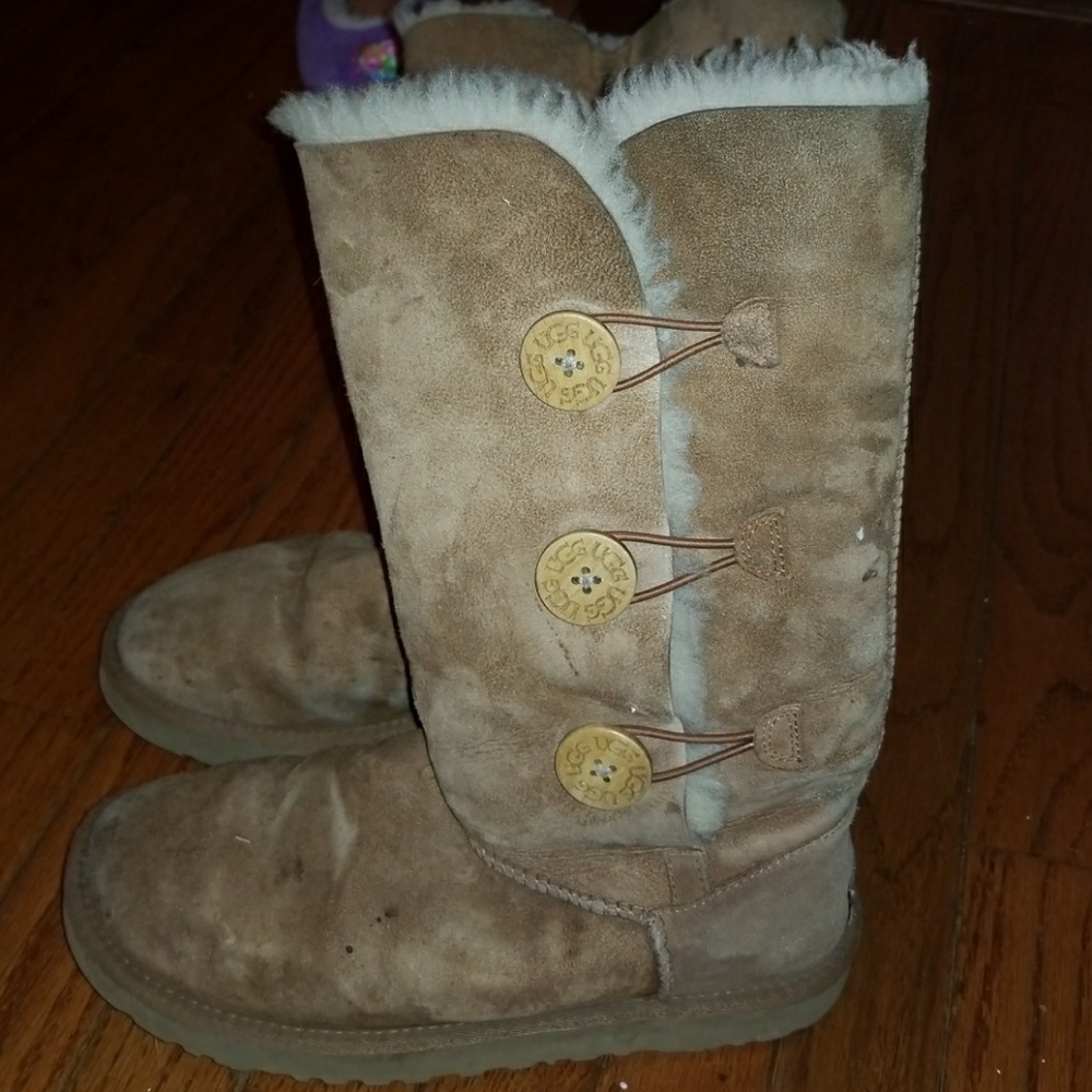 UGG SIZE 8 BROWN BUTTON BOOTS