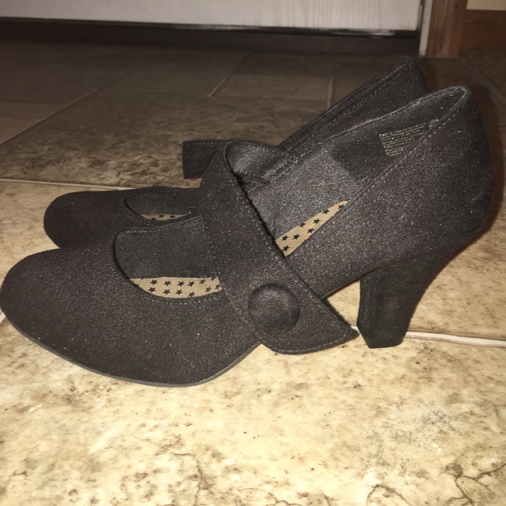 Black Pumps. Mary Jane style.