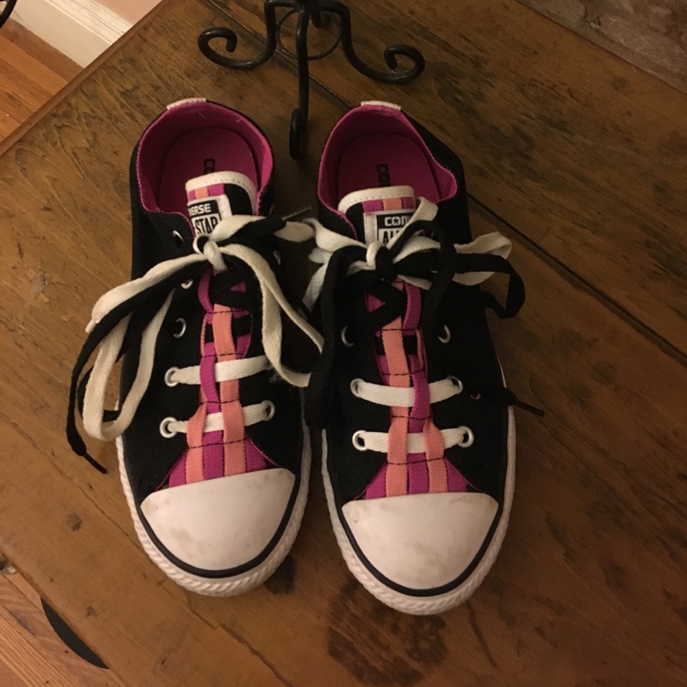 Black converse with detailed laces size 4