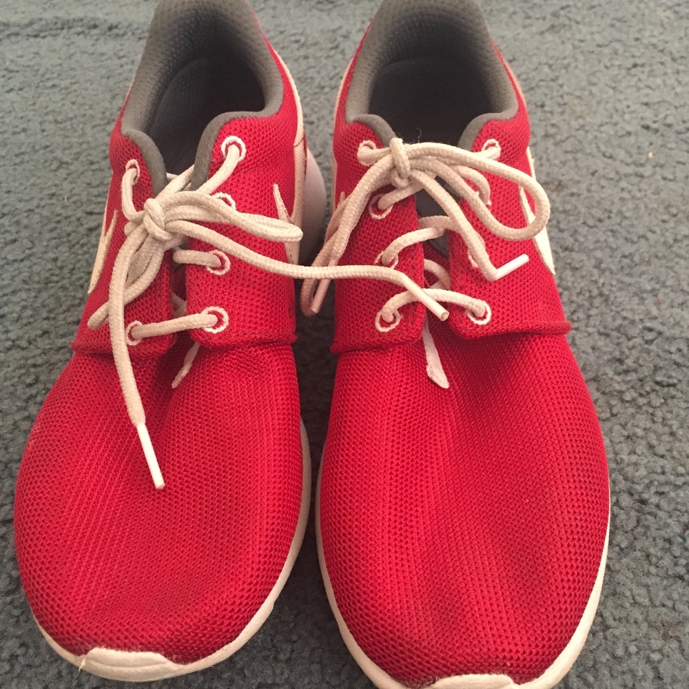 Red Nike Roche